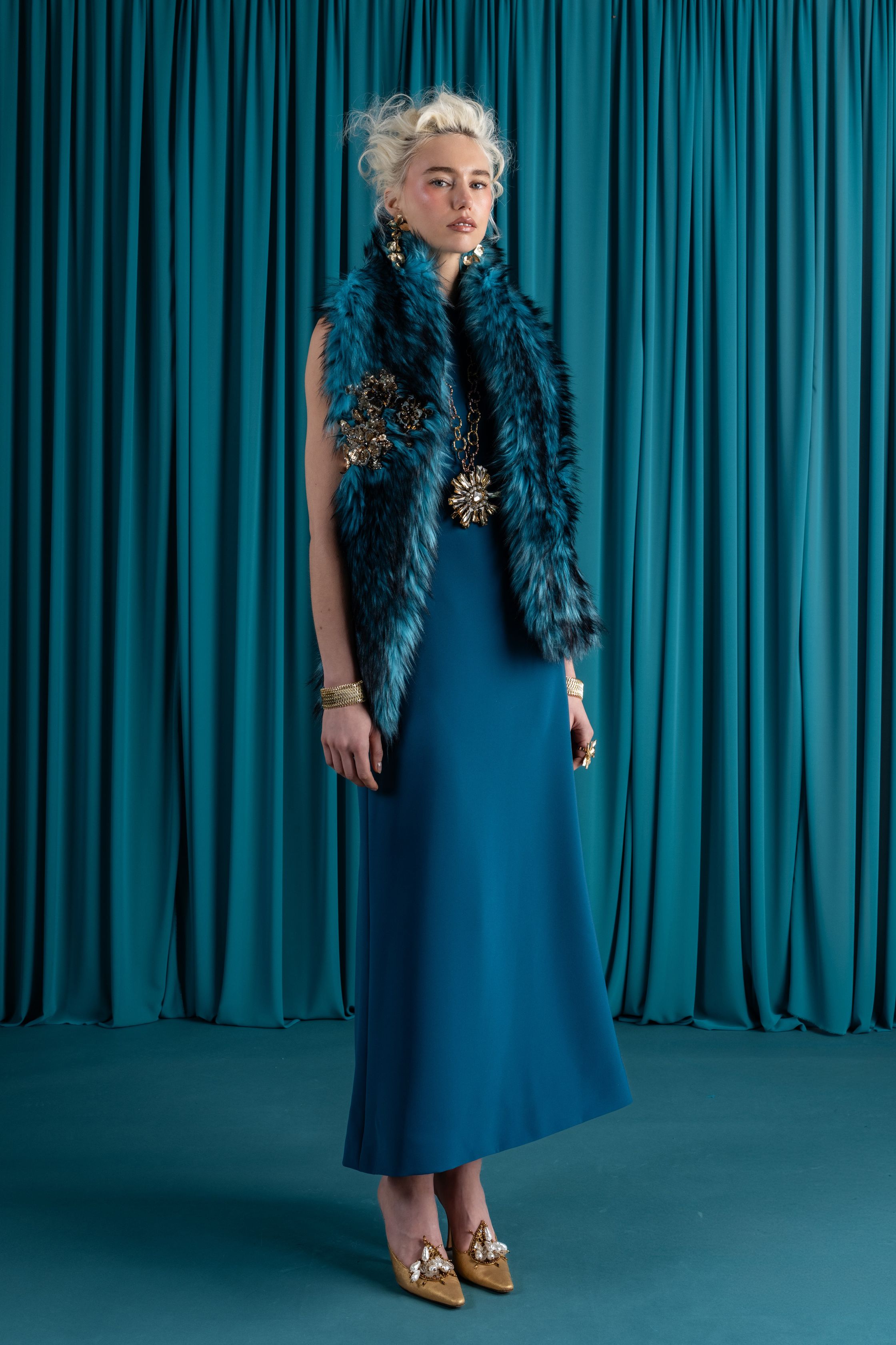 Reem Acra以珠绣、皮草披肩与复古宫廷廓形构建华丽晚装宇宙，深海蓝与宝石色系释放高净值市场能量-顽石频道趋势研究